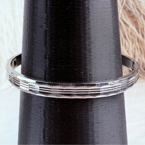 Vintage Silvertone diamond cut bangle bracelet - Picture 7 of 7